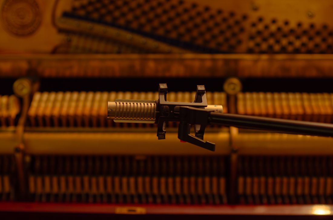 Microphone over the piano strings