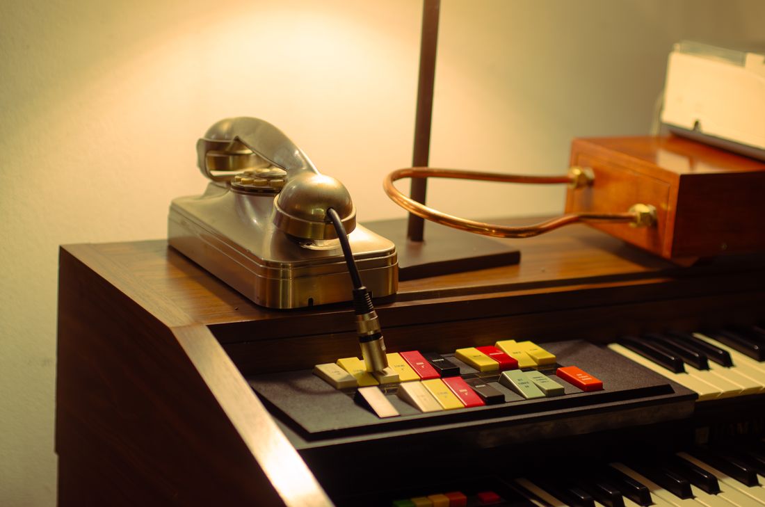 Organ and vintage telephone