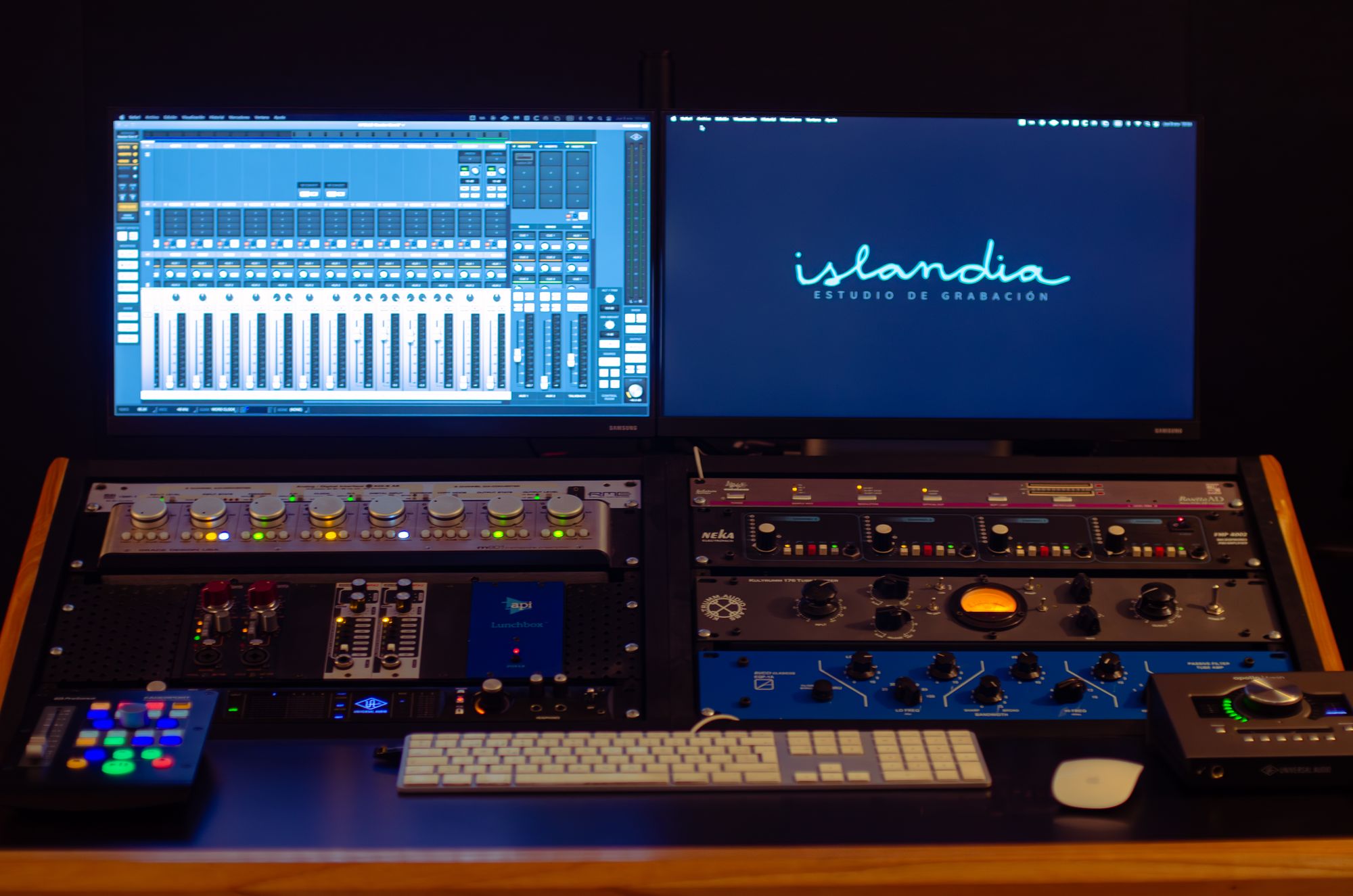 Console and screens in the Islandia control room